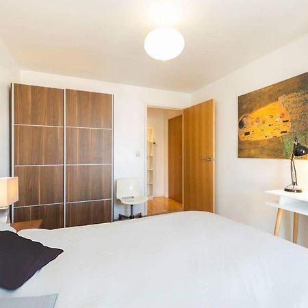 Room With Private Bathroom In A Modern Two Bedroom Two Bathroom Flat لندن المظهر الخارجي الصورة