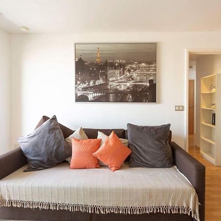Room With Private Bathroom In A Modern Two Bedroom Two Bathroom Flat لندن المظهر الخارجي الصورة