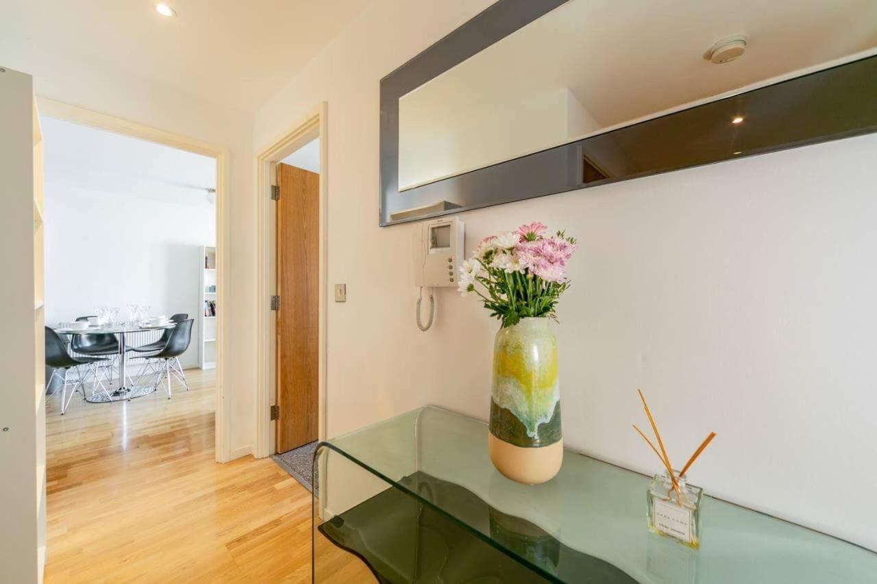Room With Private Bathroom In A Modern Two Bedroom Two Bathroom Flat لندن المظهر الخارجي الصورة