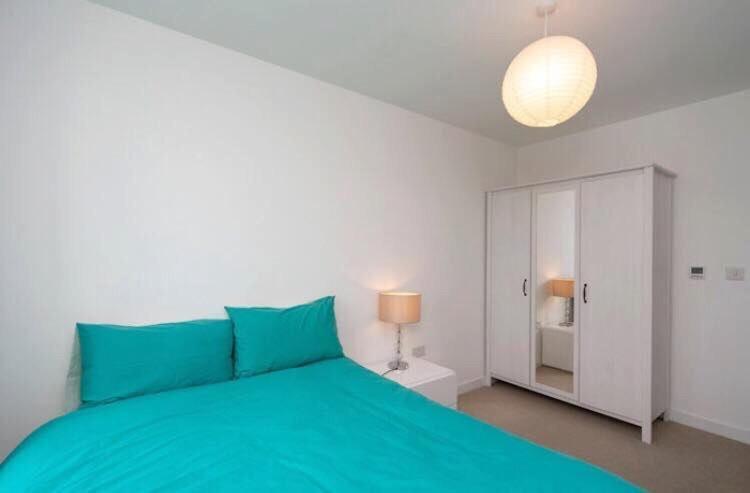 Room With Private Bathroom In A Modern Two Bedroom Two Bathroom Flat لندن المظهر الخارجي الصورة